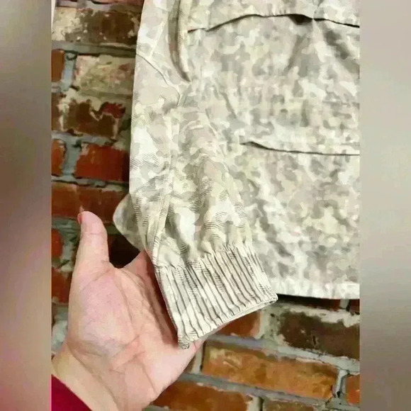 Athleta RUNNING FREE REFLECTIVE JACKET Size XXS Camo - Picture 10 of 10